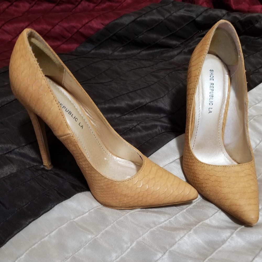 Snake skin textured pumps